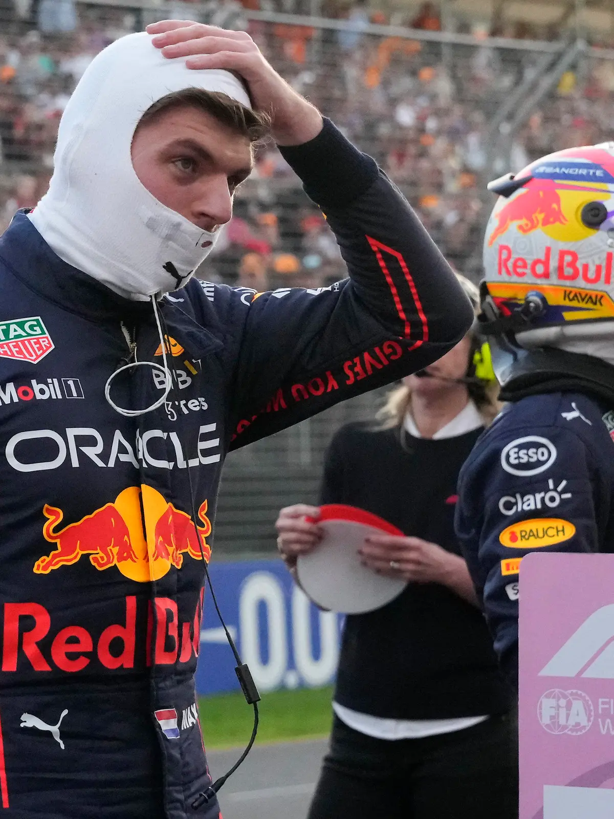 09.04.2022, Australien, Melbourne: Motorsport: Formel-1-Weltmeisterschaft, vor dem Grand Prix von Australien, Qualifyings: Max Verstappen aus den Niederlanden vom Team Oracle Red Bull und Teamkollege Sergio Perez aus Mexiko reagieren nach dem Qualifying. Der Große Preis von Australien findet am 10.04.2022 in Melbourne statt. Foto: Simon Baker/EPA POOL/AP/dpa +++ dpa-Bildfunk +++