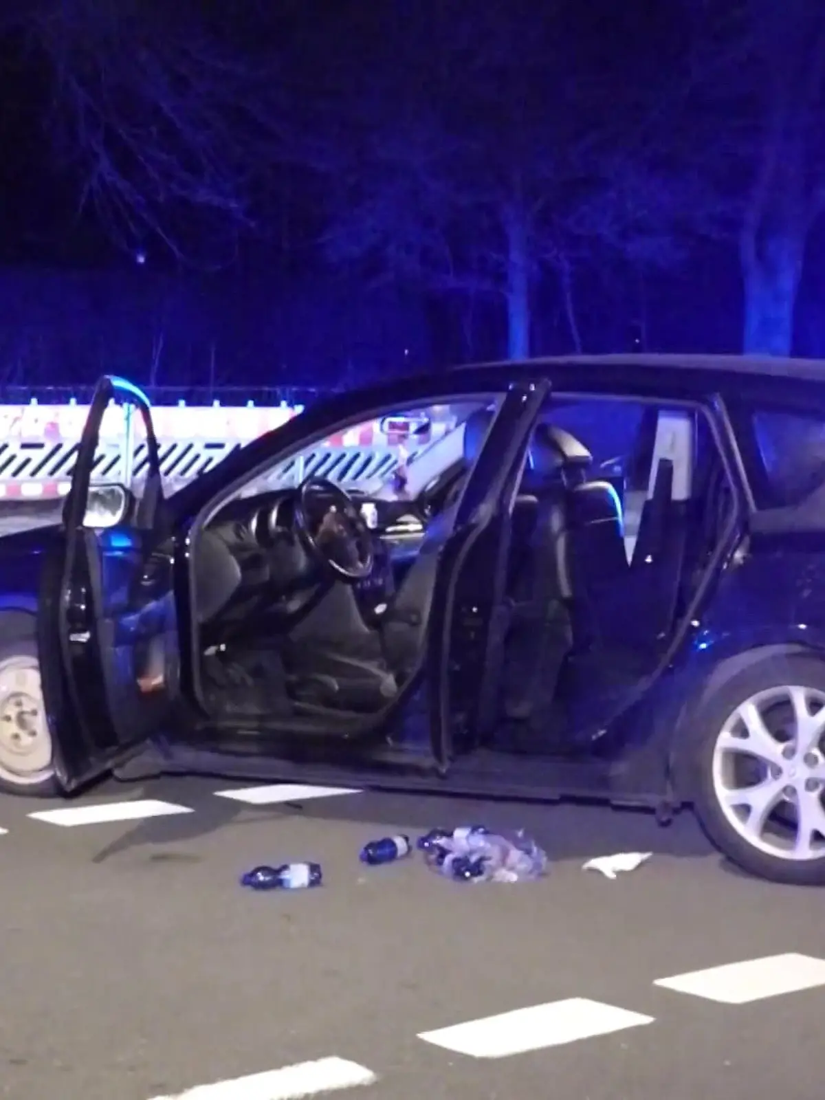 Nackter Autofahrer zieht plötzlich Messer.