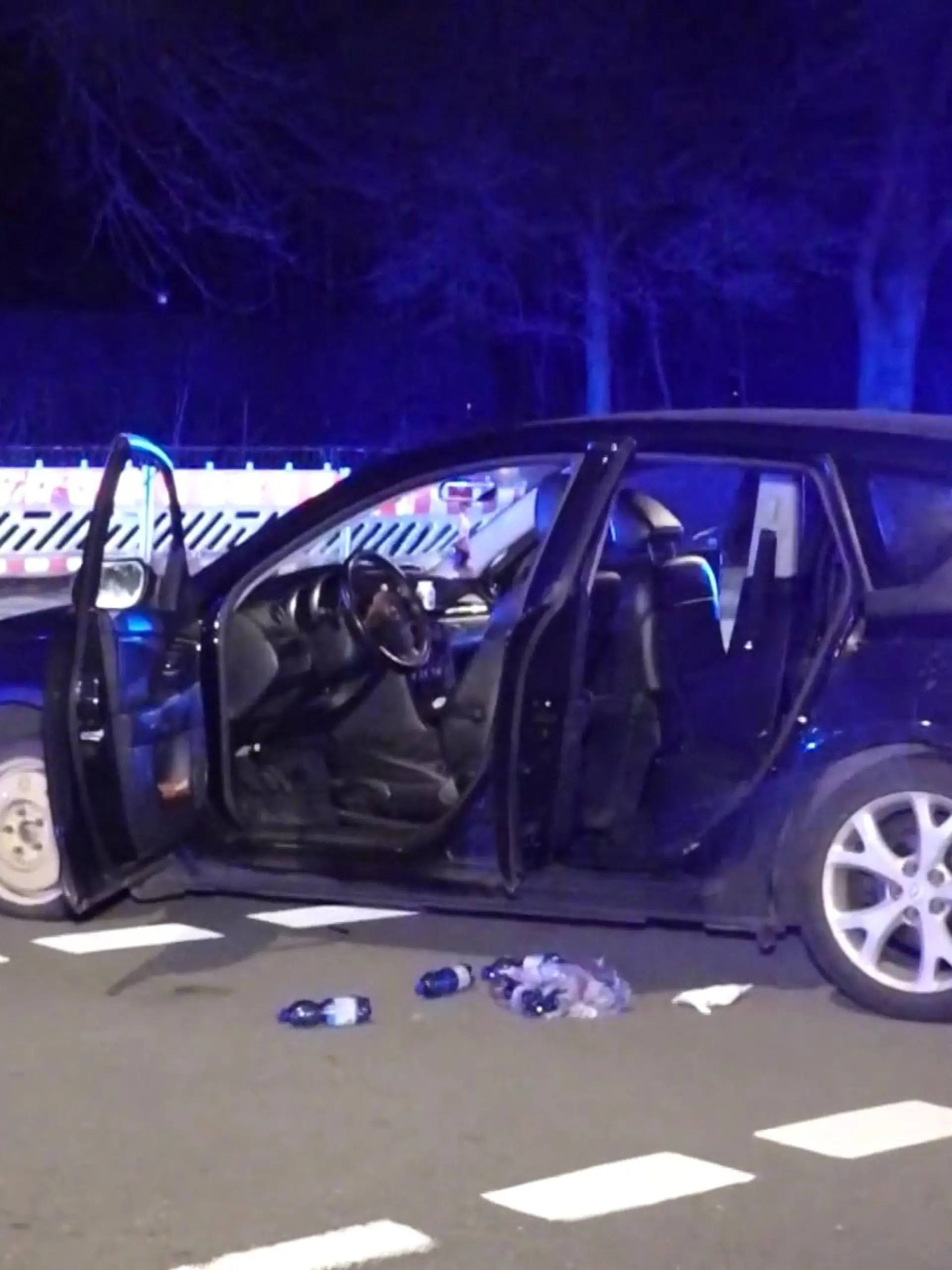 Nackter Autofahrer zieht plötzlich Messer.