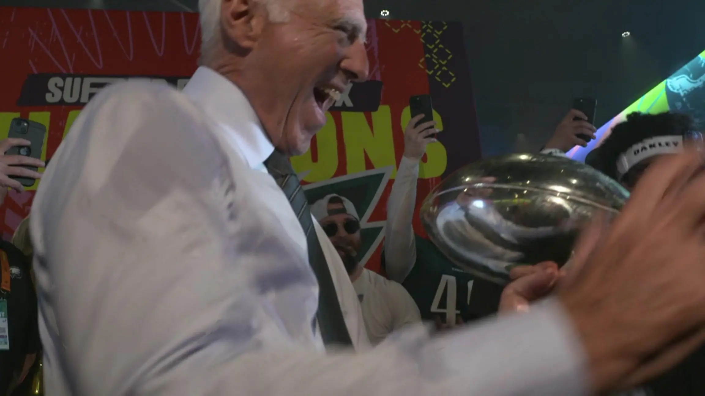 Eagles feiern irre Kabinenparty Zigarren, Champagner & Trophäe