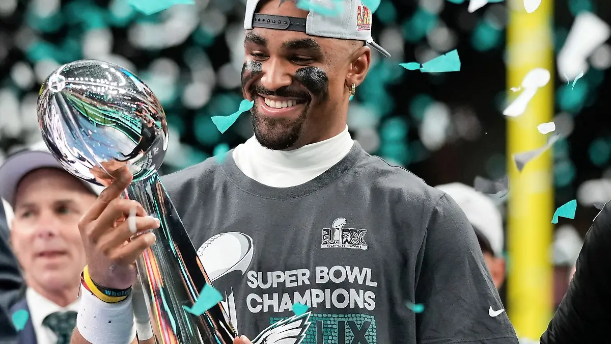 Jalen Hurts hat endlich den großen Pokal - und wurde auch zum MVP gewählt.