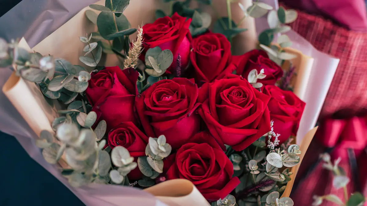 Rote Rosen mit Eukalyptus-Zweigen zum Valentinstag