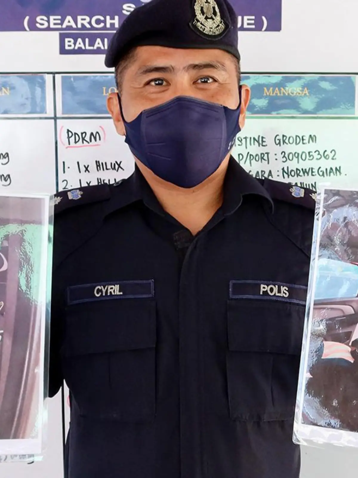 Malaysia: Verantwortliche der Suchaktion zeigen auf eine Pressekonferenz Fotos der geretteten Taucher