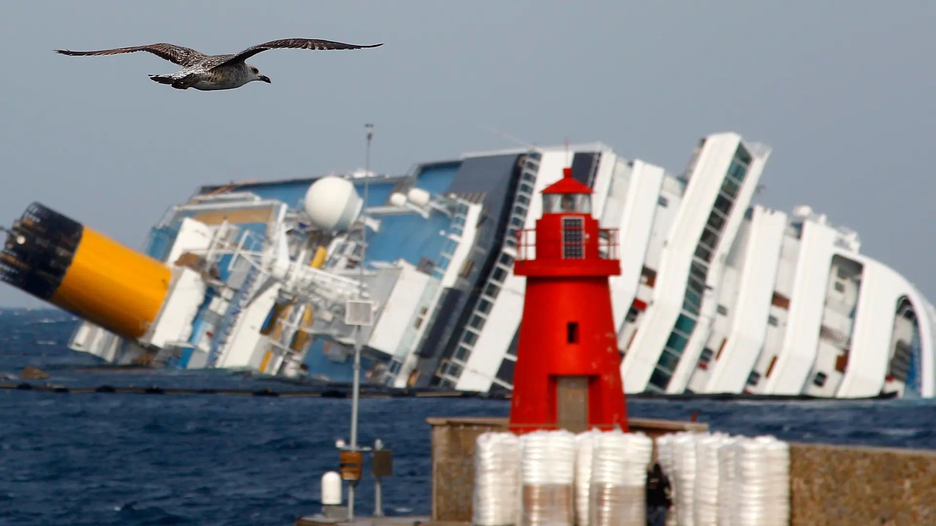 Das Wrack der Costa Concordia liegt vor der Küste der Insel Giglio im Meer (Archivfoto, Februar 2012) 