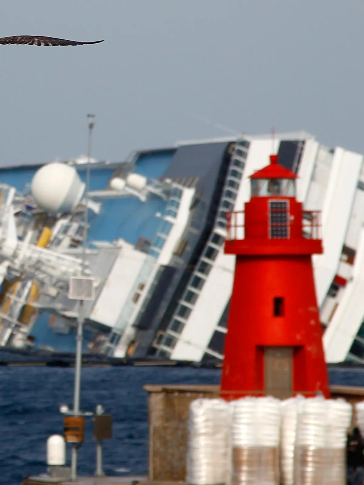 Das Wrack der Costa Concordia liegt vor der Küste der Insel Giglio im Meer (Archivfoto, Februar 2012) 
