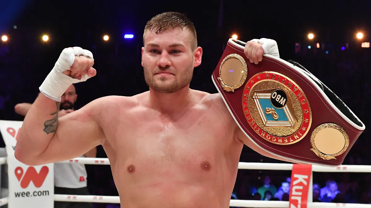 ARCHIV - 22.04.2017, Thüringen, Erfurt: Boxen WBO-Inter-Conti-Meisterschaft im Schwergewicht zwischen Schwarz (Deutschland) - Redzovic (Bosnien-Herzegowina) in der Messe. Tom Schwarz in Siegerpose nach dem Kampf mit dem Gürtel. Er tritt gegen Klitschko-Bezwinger Fury an. Eine entsprechende Mitteilung des englischen Boxers bestätigte der Magdeburger SES-Stall am Sonntag (24.03.2019). Geboxt werden soll am 15. Juni in Las Vegas. Foto: Martin Schutt/dpa-Zentralbild/dpa +++ dpa-Bildfunk +++