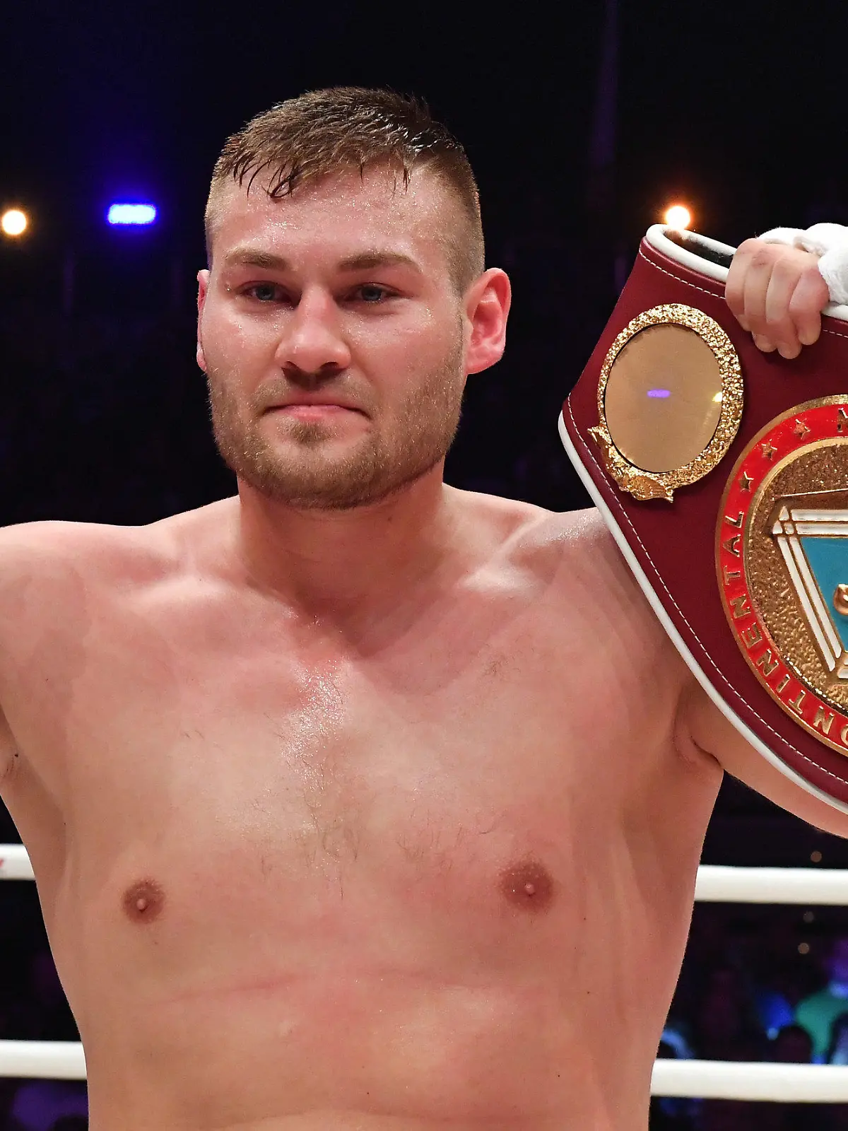 ARCHIV - 22.04.2017, Thüringen, Erfurt: Boxen WBO-Inter-Conti-Meisterschaft im Schwergewicht zwischen Schwarz (Deutschland) - Redzovic (Bosnien-Herzegowina) in der Messe. Tom Schwarz in Siegerpose nach dem Kampf mit dem Gürtel. Er tritt gegen Klitschko-Bezwinger Fury an. Eine entsprechende Mitteilung des englischen Boxers bestätigte der Magdeburger SES-Stall am Sonntag (24.03.2019). Geboxt werden soll am 15. Juni in Las Vegas. Foto: Martin Schutt/dpa-Zentralbild/dpa +++ dpa-Bildfunk +++