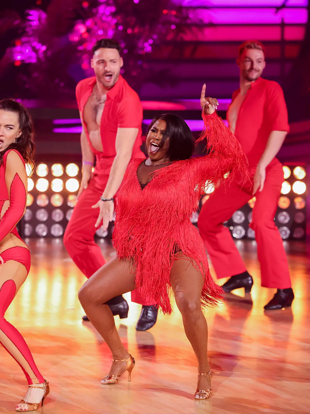 Motsi Mabuse (M), Jurymitglied, tanzt in der RTL-Tanzshow "Let's Dance" im Coloneum.