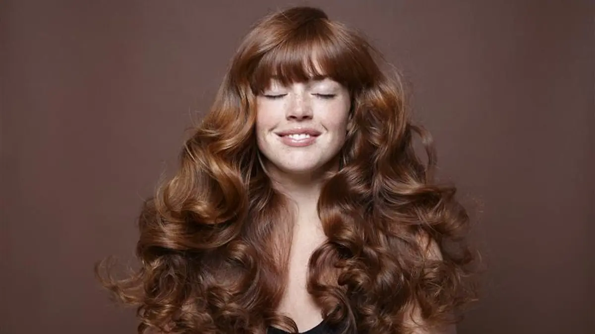 Frau mit lockigen Haaren.