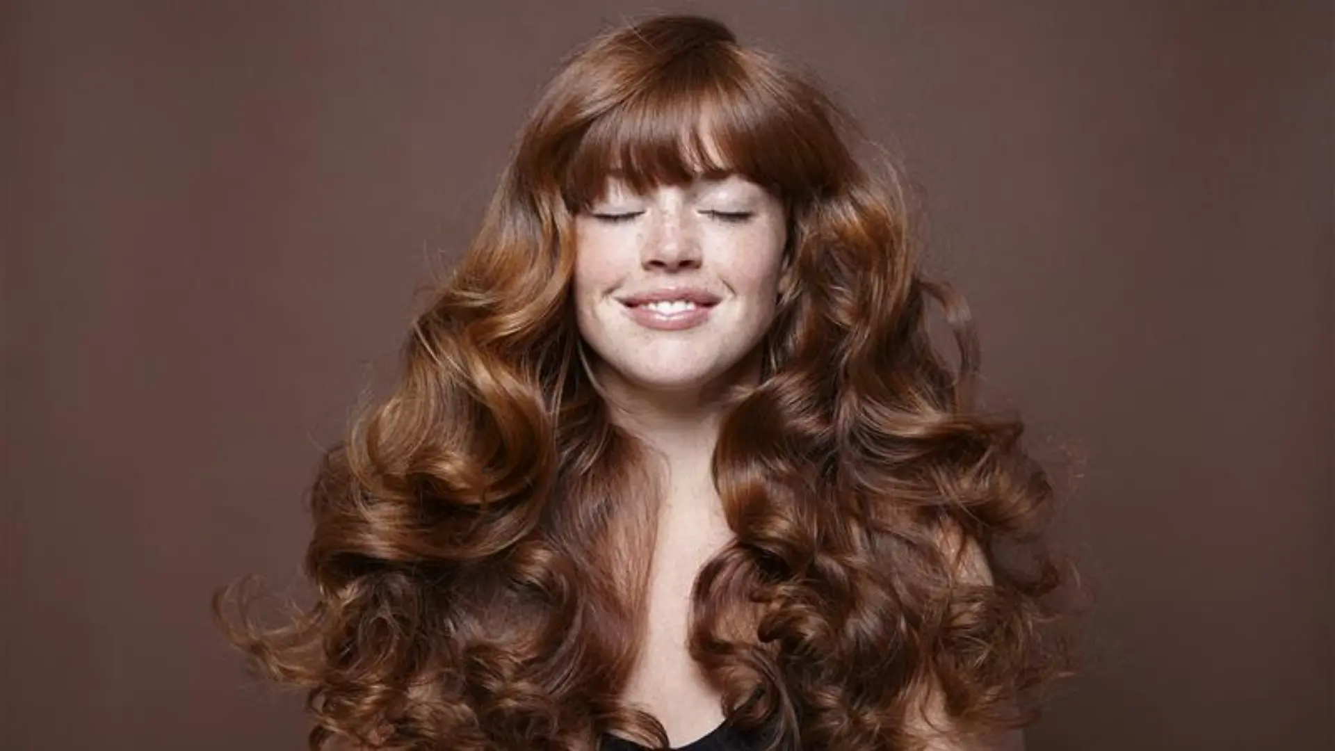 Frau mit lockigen Haaren.