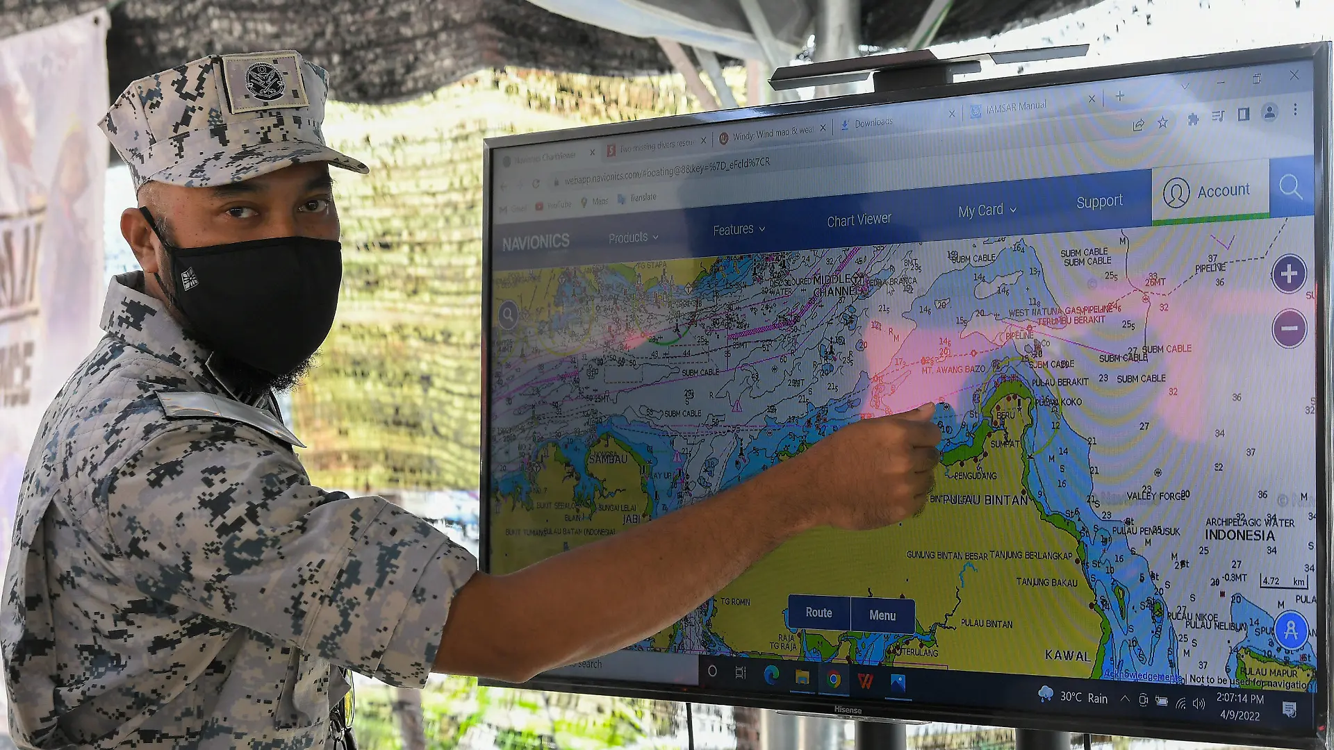 09.04.2022, Malaysia, Mersing: Maritime Commander Khairul Nizam Misran zeigte den Fundort vermisster Taucher. Zwei der drei vor Malaysia vermissten Taucher aus Europa sind nach drei Tagen lebend aus dem Meer geborgen worden. Ein 46-jähriger Brite und eine 18-jährige Französin seien in der Nacht zum Samstag von Fischern entdeckt und in Sicherheit gebracht worden Foto: Mohd Hilmizudin/BERNAMA/dpa +++ dpa-Bildfunk +++