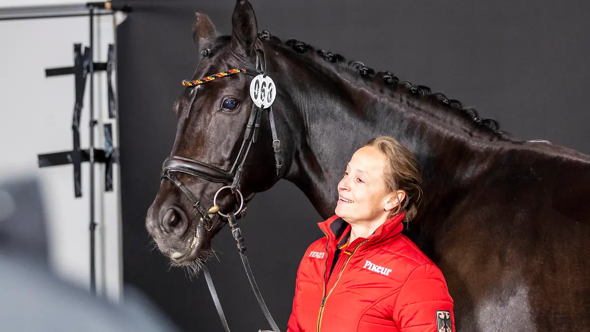 LEIPZIG - Partner Pferd / FEI World Cup Finals 2022, LEIPZIG - Partner Pferd / FEI World Cup Finals 2022 WERTH Isabell GER, Weihegold OLD VET-Check CDI-W Leipzig, Messe 06. April 2022 - *** LEIPZIG Partner Horse FEI World Cup Finals 2022, LEIPZIG Partner Horse FEI World Cup Finals 2022 WERTH Isabell GER , Weihegold OLD VET Check CDI W Leipzig, Fair 06 April 2022
