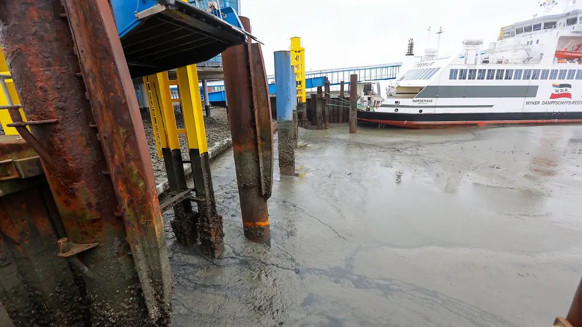Reisende und Pendler brauchen starke Nerven: Fähren von und zu Inseln im Norden fahren aktuell nur eingeschränkt. Und das dürfte auch noch eine Weile so weitergehen. Was genau das Problem ist und wann eine Besserung in Sicht ist, fassen wir hier zusammen.