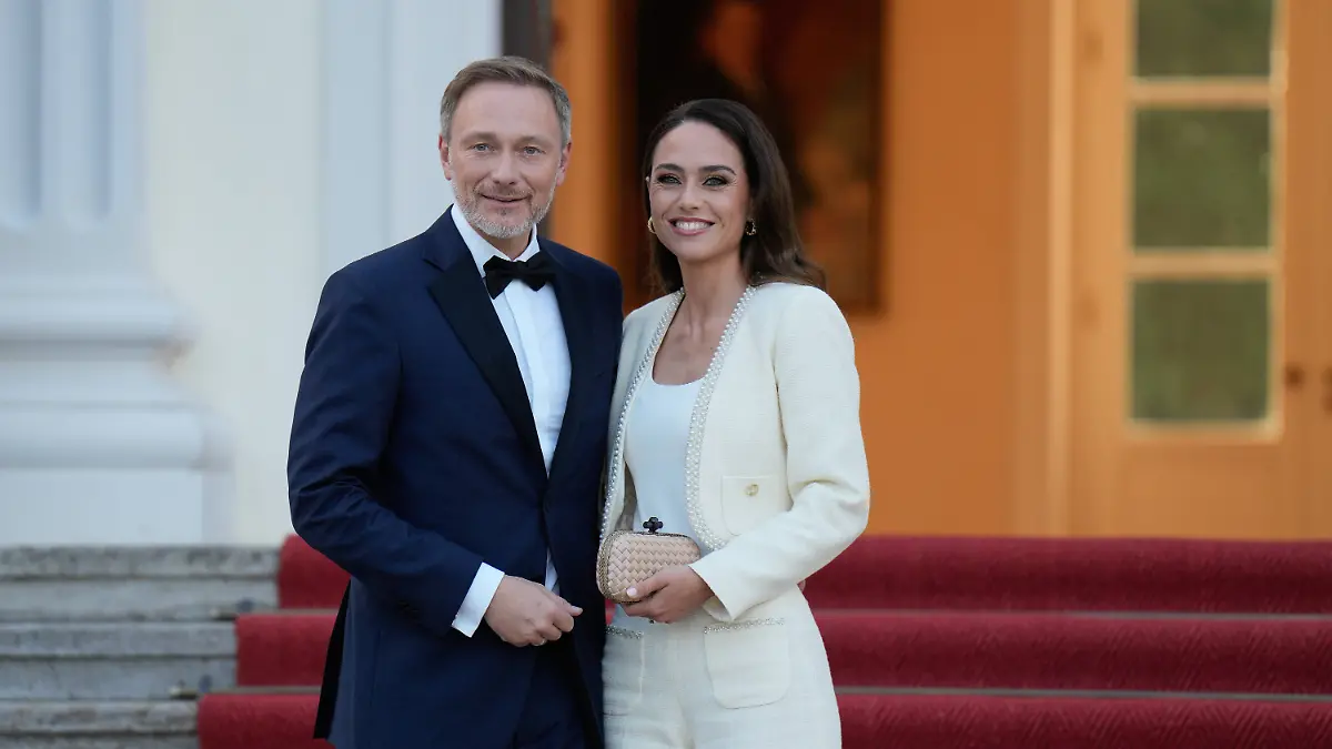 Jetzt ist großes Glück endlich perfekt. Christian Lindner und seine Frau Franca sind Eltern geworden.