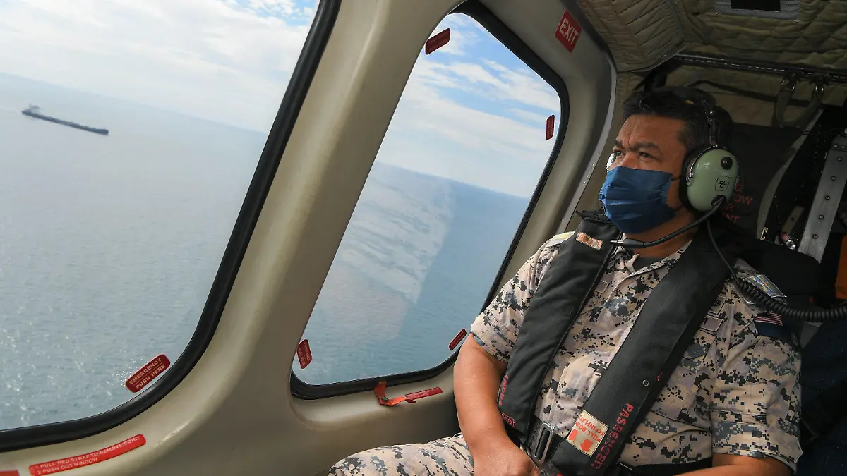 08.04.2022, Malaysia, Mersing: Nurul Hizam Zakaria, Marinesoldat, überfliegt ein Gebiet bei der Suche nach drei vermissten Tauchern aus Europa im Süden von Malaysia. Die Touristen waren zu einem Tauchausflug vor die Insel Pulau Tokong Sanggol, etwa 16,6 km vor dem Festland entfernt aufgebrochen. Foto: Mohd Hilmizudin/BERNAMA/dpa +++ dpa-Bildfunk +++