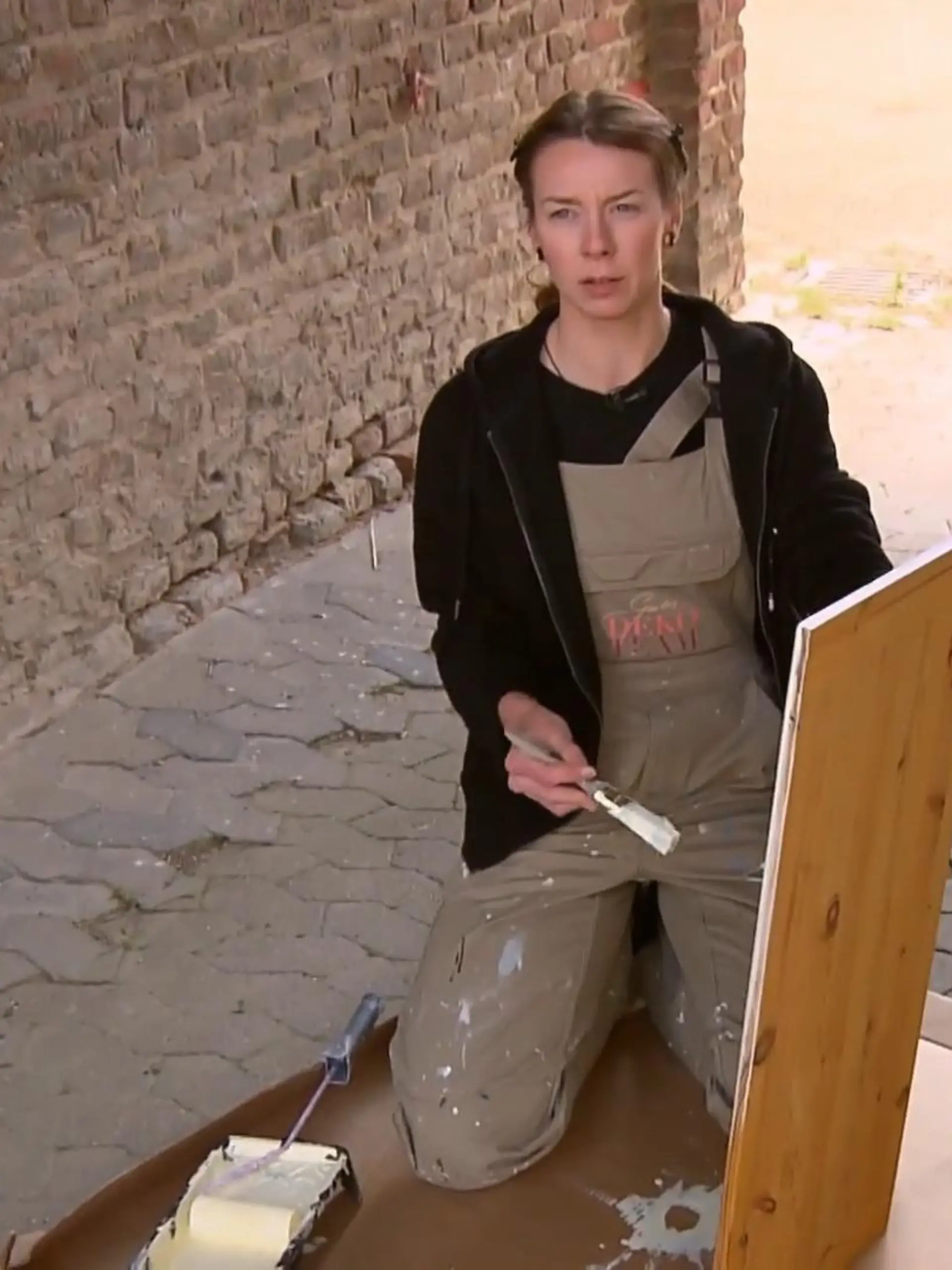 Bild zu: "Dekogirl Jenny erfüllt den Wunsch von Kandidatin Kathy"