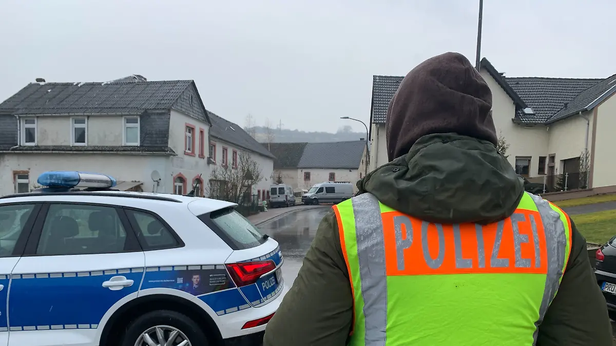 Der Messerstecher und die Familie befinden sich immer noch im Haus.