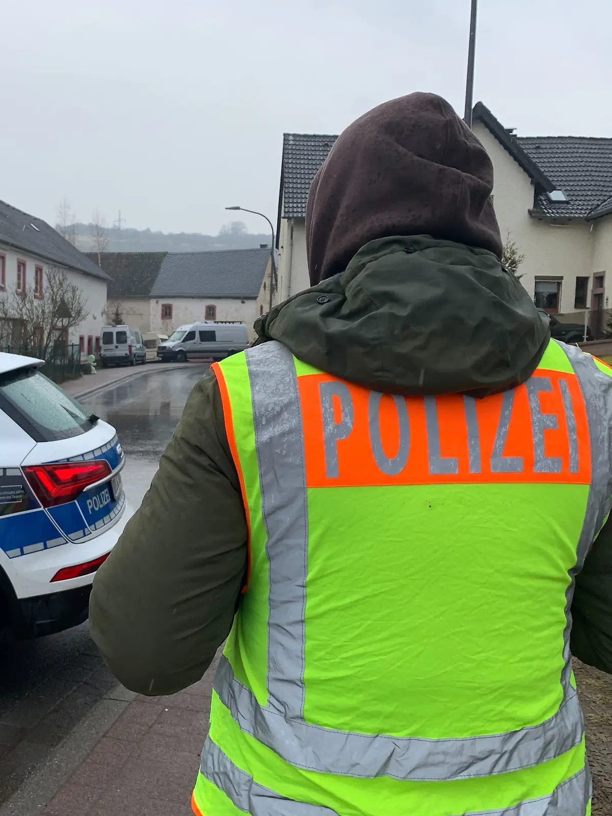 Der Messerstecher und die Familie befinden sich immer noch im Haus. 