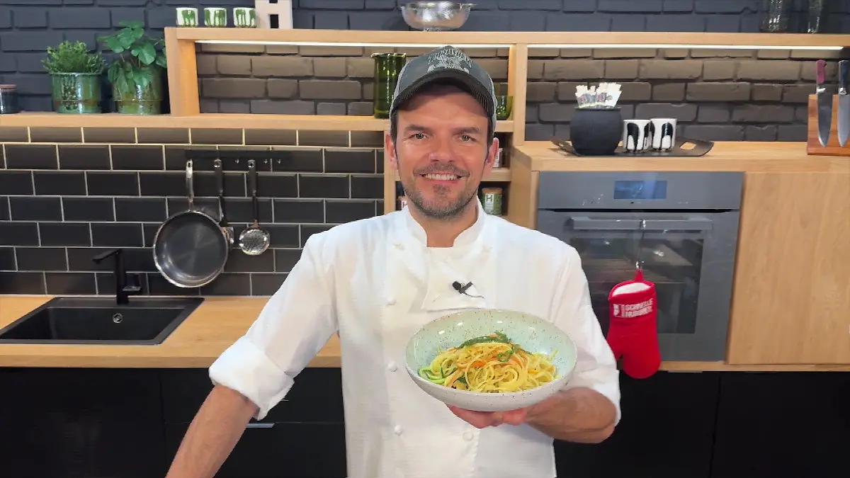 Lust auf cremige Gemüsespaghetti mit Curryhähnchen? Hensslers schnelle Nummer