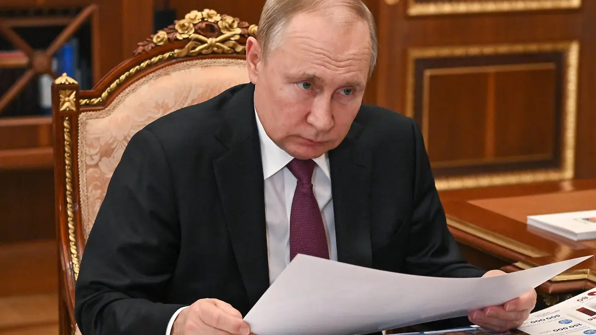 MOSCOW, RUSSIA - MARCH 21, 2022: Russia s President Vladimir Putin looks on during a meeting with Dmitry Artyukhov, governor of the Yamalo-Nenets Autonomous Area, at Moscow s Kremlin. Mikhail Klimentyev/Russian Presidential Press and Information Office/TASS PUBLICATIONxINxGERxAUTxONLY TS128AC8