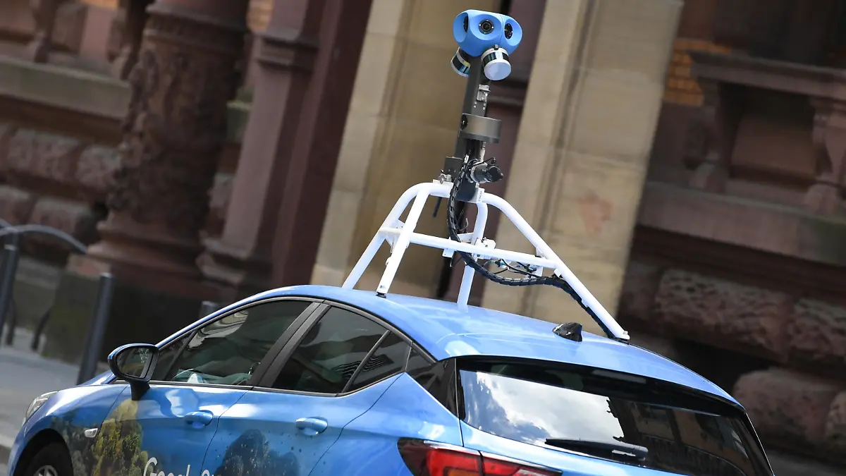 Mit einer auffälligen Kamera auf dem Dach fährt ein Auto von Google Street-View durch das Gerichtsviertel in Frankfurt. In regelmäßigen Abständen werden mithilfe dieser Autos Aufnahmen zur Aktualisierung von Straßennamen und Geschäftsnamen gefertigt.