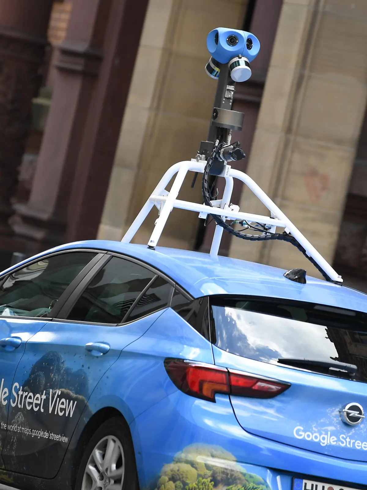 Mit einer auffälligen Kamera auf dem Dach fährt ein Auto von Google Street-View durch das Gerichtsviertel in Frankfurt. In regelmäßigen Abständen werden mithilfe dieser Autos Aufnahmen zur Aktualisierung von Straßennamen und Geschäftsnamen gefertigt.