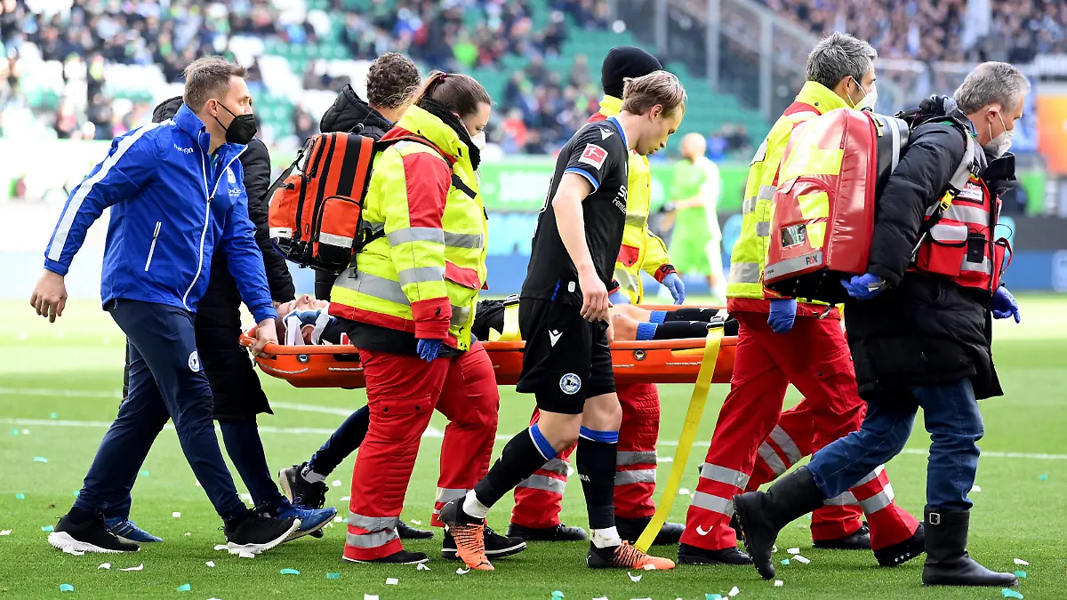 WOLFSBURG, GERMANY - APRIL 09: Cedric Brunner of DSC Arminia Bielefeld is stretchered off after an injury during the Bundesliga match between VfL Wolfsburg and DSC Arminia Bielefeld at Volkswagen Arena on April 09, 2022 in Wolfsburg, Germany. (Photo by Stuart Franklin/Getty Images)