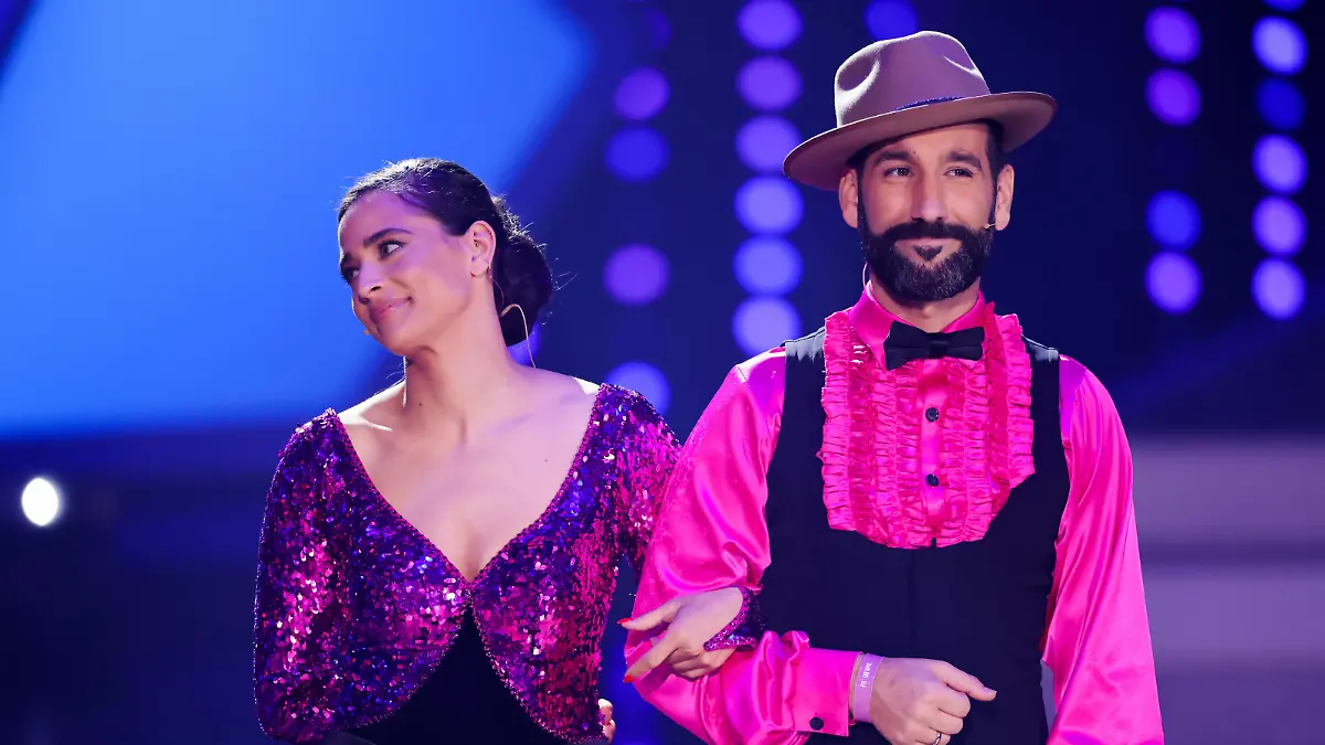 Amira Pocher, Moderatorin, und Massimo Sinato, Profitänzer, stehen in der RTL-Tanzshow "Let's Dance" im Coloneum.