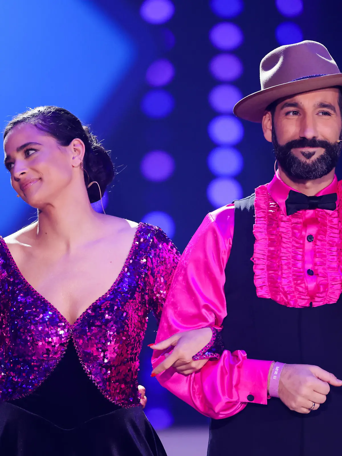 Amira Pocher, Moderatorin, und Massimo Sinato, Profitänzer, stehen in der RTL-Tanzshow "Let's Dance" im Coloneum.