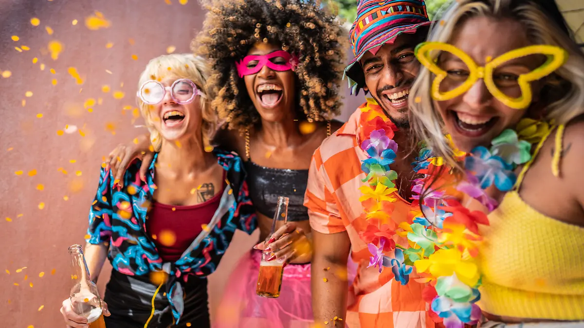 Freunde feiern Karneval.