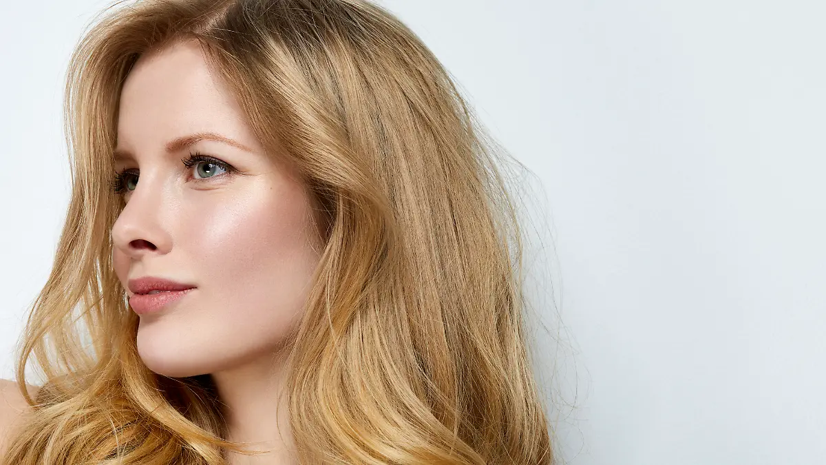 Frau mit blonden Haaren mit Gelbstich.