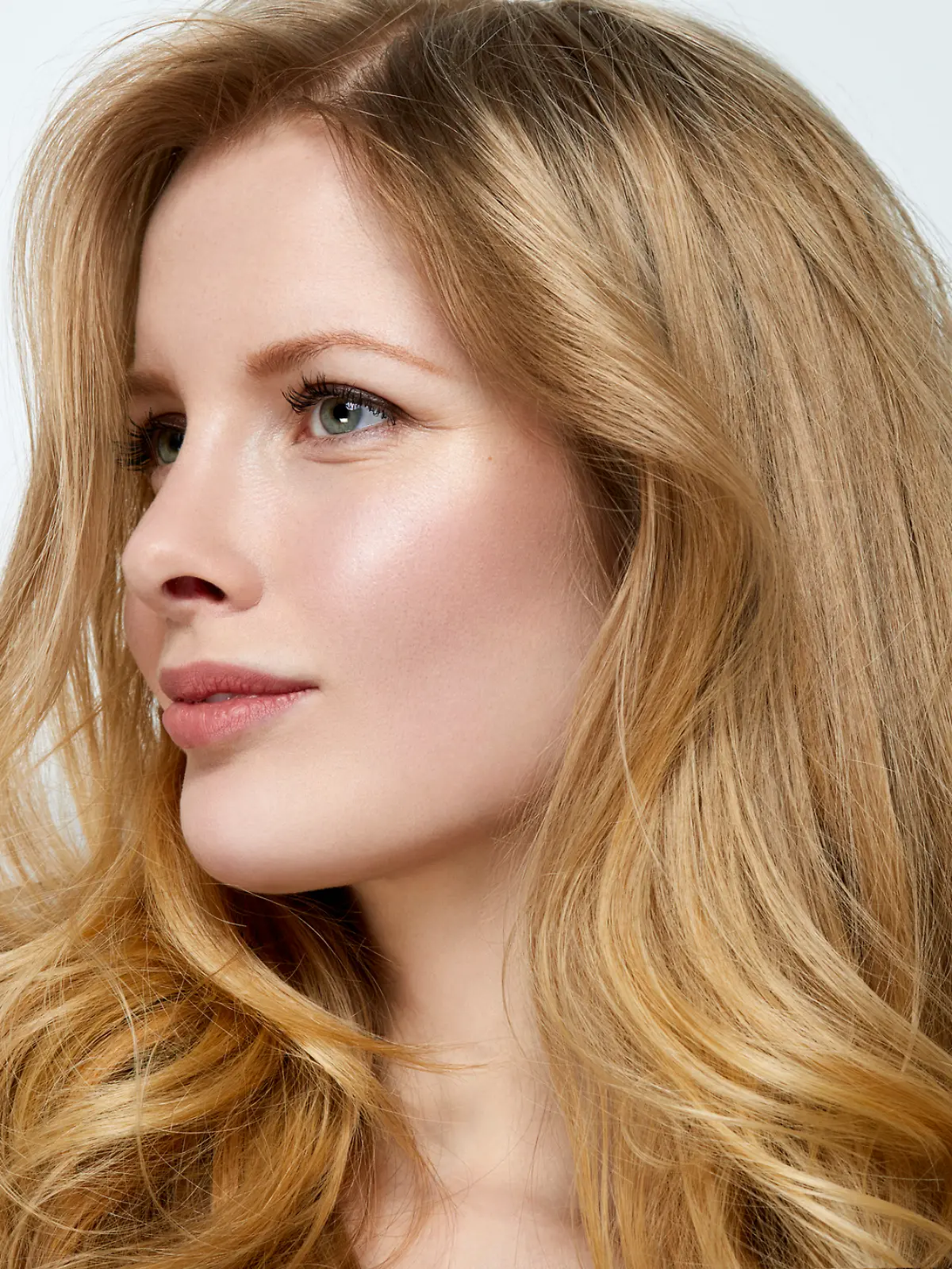 Frau mit blonden Haaren mit Gelbstich.