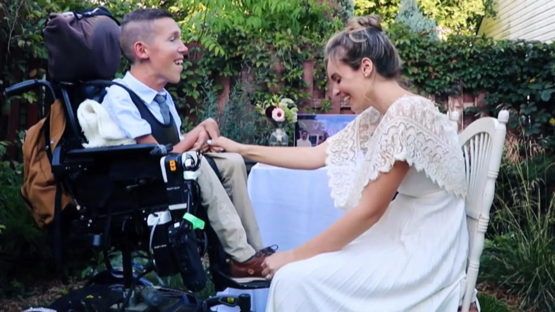 Seit sechs Jahren sind die US-Amerikaner Hannah und Shane Burcaw ein Liebespaar - und unterschiedlicher könnten sie wohl nicht sein. Shane sitzt wegen einer Spinalen Muskelatrophie im Rollstuhl. Stören tut das die Beziehung der beiden allerdings nicht.