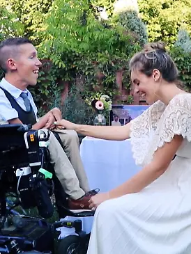 Seit sechs Jahren sind die US-Amerikaner Hannah und Shane Burcaw ein Liebespaar - und unterschiedlicher könnten sie wohl nicht sein. Shane sitzt wegen einer Spinalen Muskelatrophie im Rollstuhl. Stören tut das die Beziehung der beiden allerdings nicht.