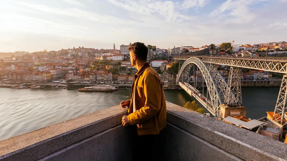Mann macht Urlaub in Porto