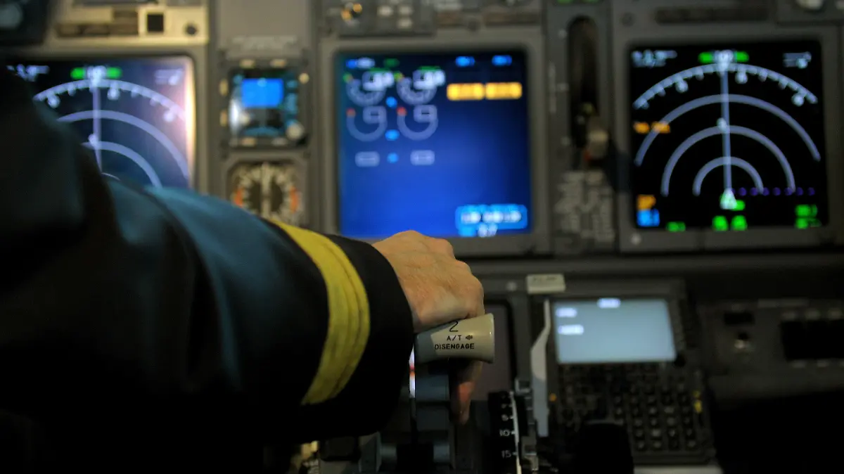 ARCHIV - ILLUSTRATION - Ein Pilot sitzt am 24.02.2012 in Düsseldorf im Cockpit einer Boeing 737-800. Jeder dritte Pilot in Europa ist einer Umfrage zufolge schon einmal hinter dem Steuerknüppel eingeschlafen. Foto: Caroline Seidel/dpa (zu dpa «Studie: Jeder dritte Pilot ist schon im Cockpit eingeschlafen» vom 18.11.2012) +++(c) dpa - Bildfunk+++
