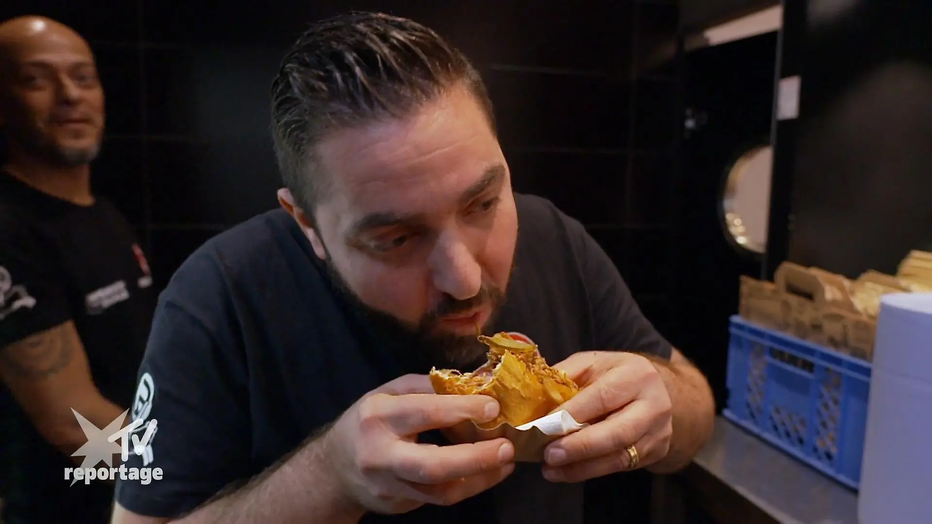 Lars präsentiert den Hot Dog seinem Geschäftspartner Neues Experiment