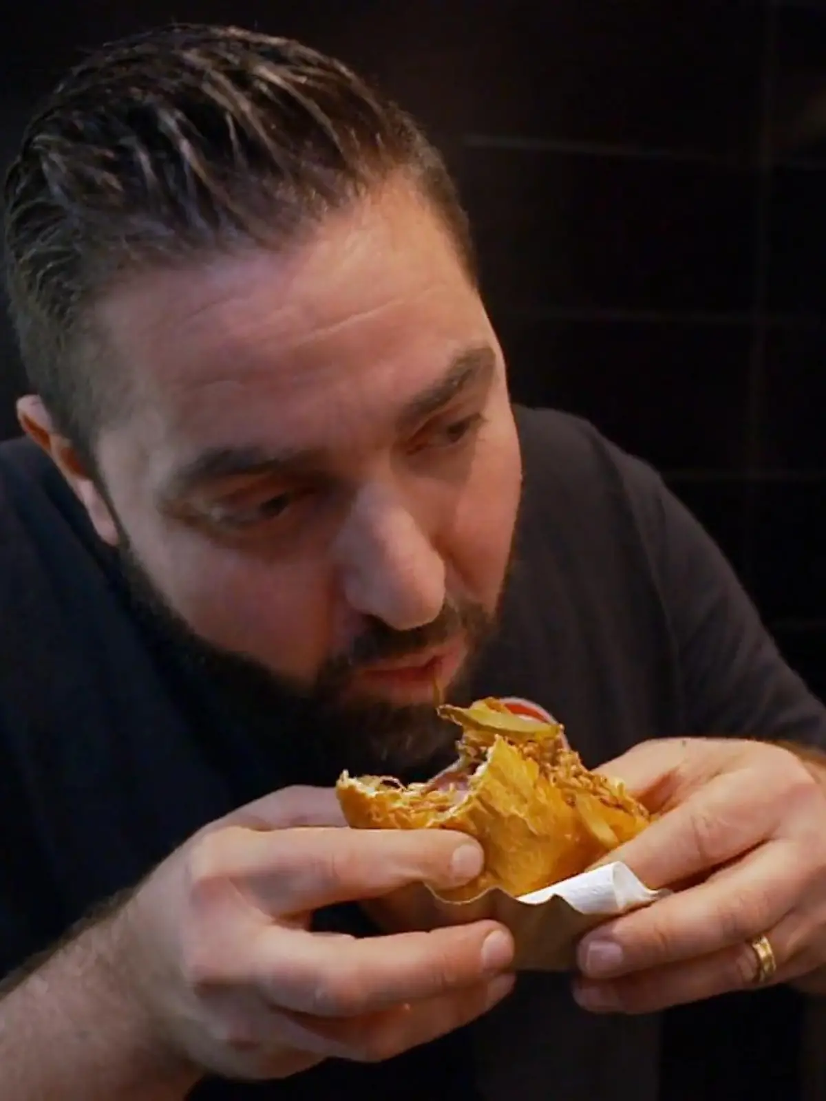 Bild zu: "Lars präsentiert den Hot Dog seinem Geschäftspartner"