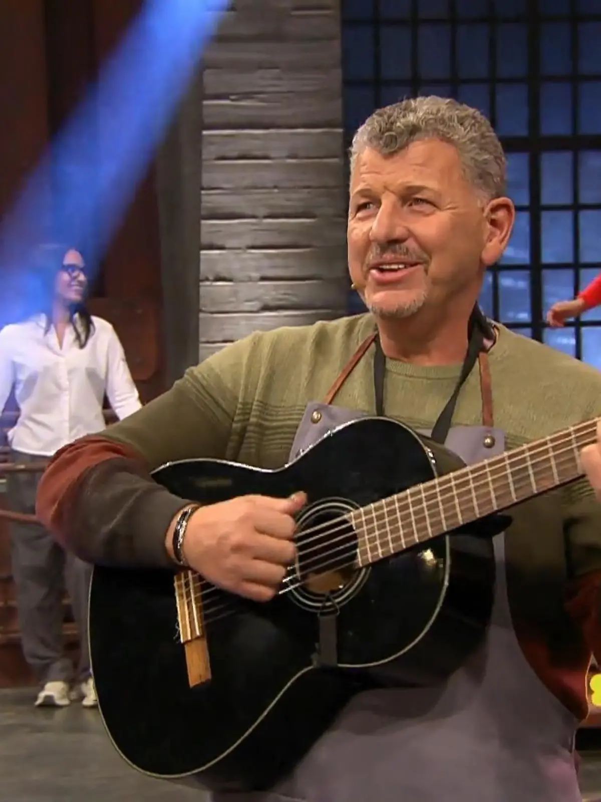 Bild zu: "Semino Rossi hat seine Gitarre mitgebracht und singt live."
