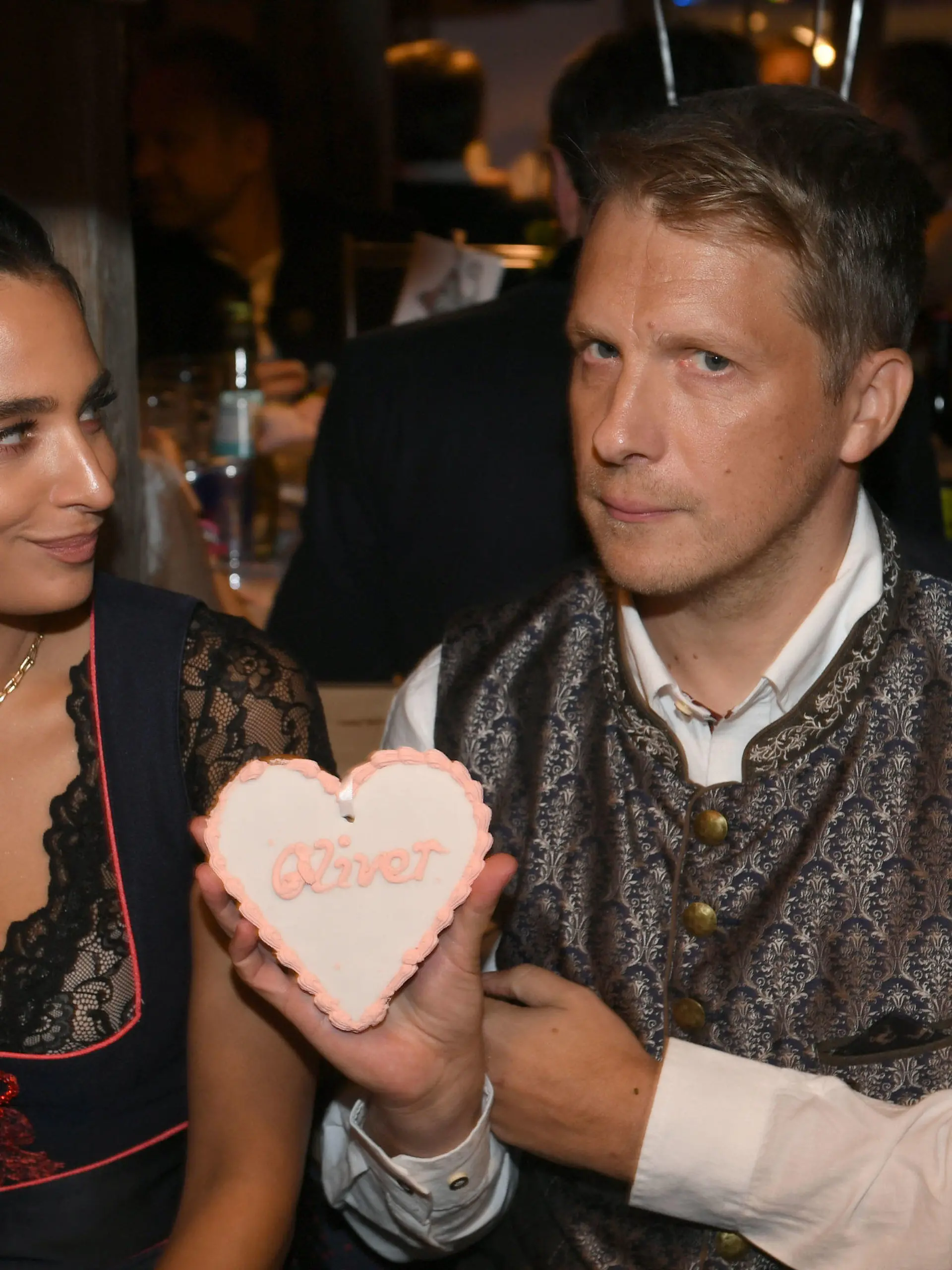 18.09.2022, Bayern, München: Der Comedian Oliver Pocher und seine Frau Amira feiern beim Almauftrieb" im Käfer-Zelt auf dem Oktoberfest. Der ·Almauftrieb· ist eine feste Größe im Veranstaltungskalender der Wiesn und findet am ersten Sonntag der Oktoberfestzeit im Käferzelt statt. Foto: Felix Hörhager/dpa +++ dpa-Bildfunk +++