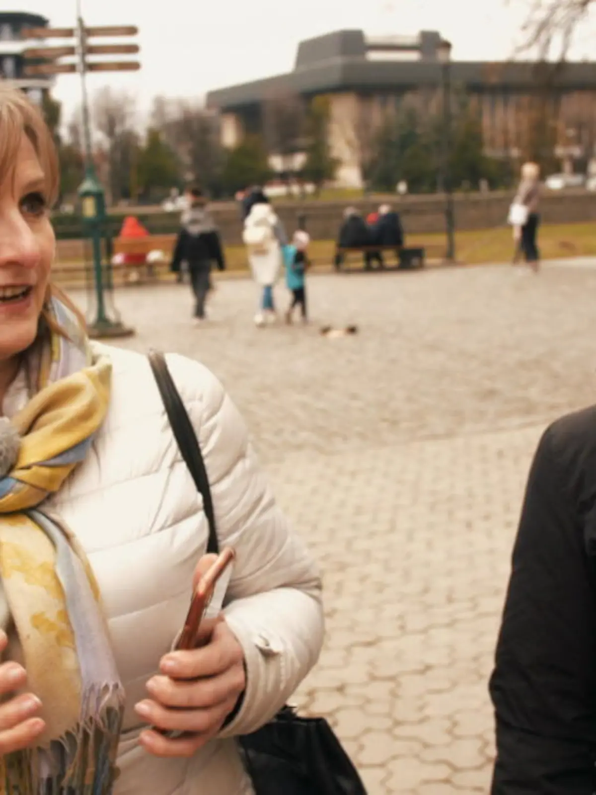 Eine „Life“-Reporterin kehrt in ihre alte Heimat Ukraine zurück. Wie leben die Menschen dort in den Gebieten, die bisher von Angriffen verschont geblieben sind?