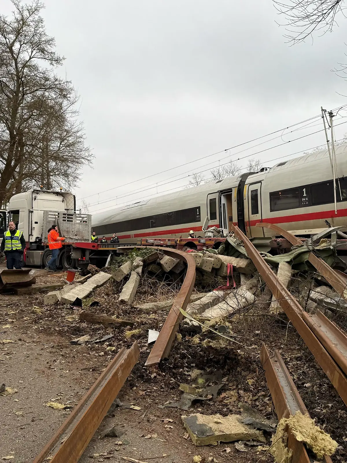 Rettungskräfte arbeiten an der Unfallstelle.