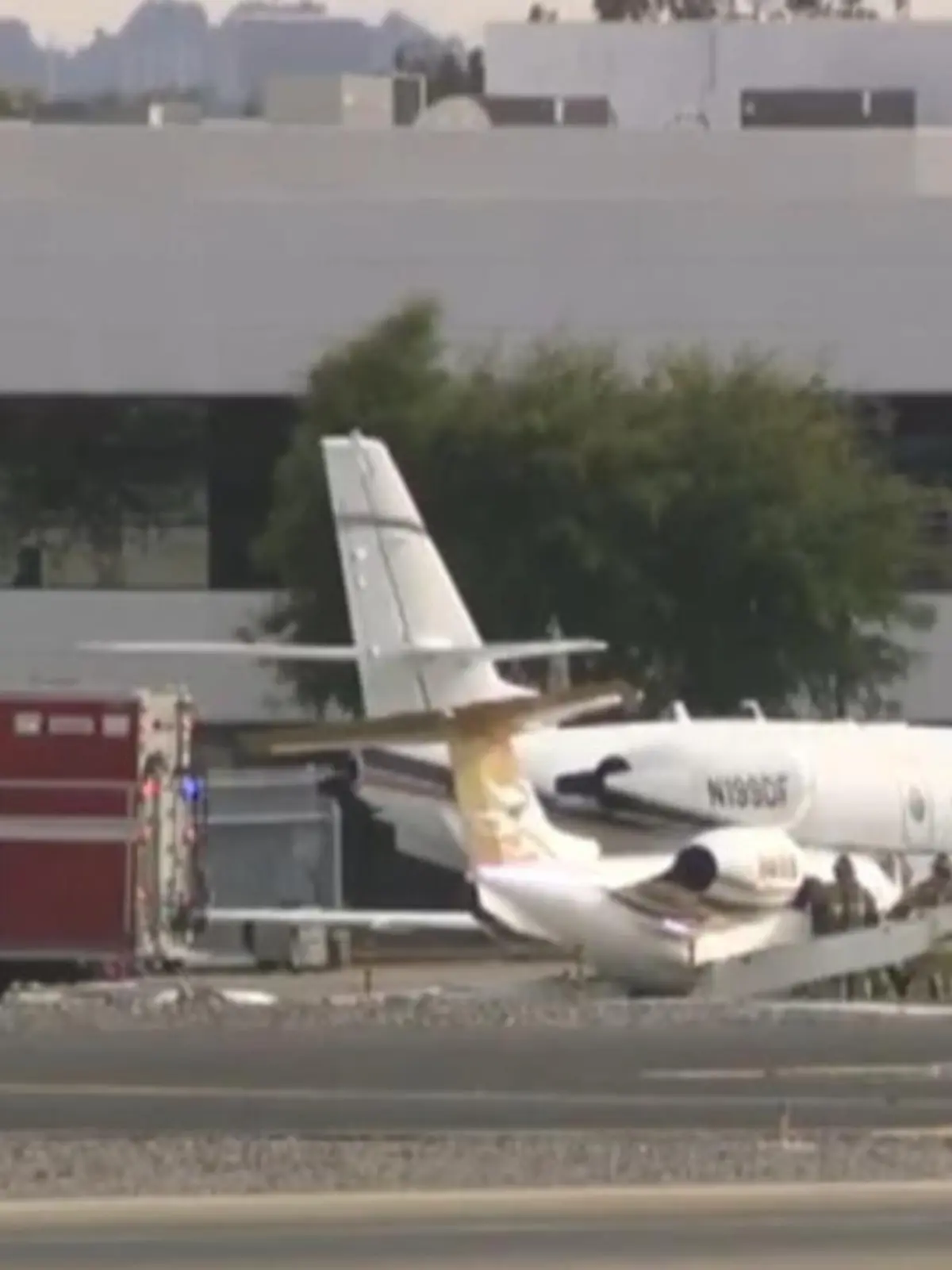 Bild zu: "Jet rutscht von Landebahn und kracht in parkende Maschine "