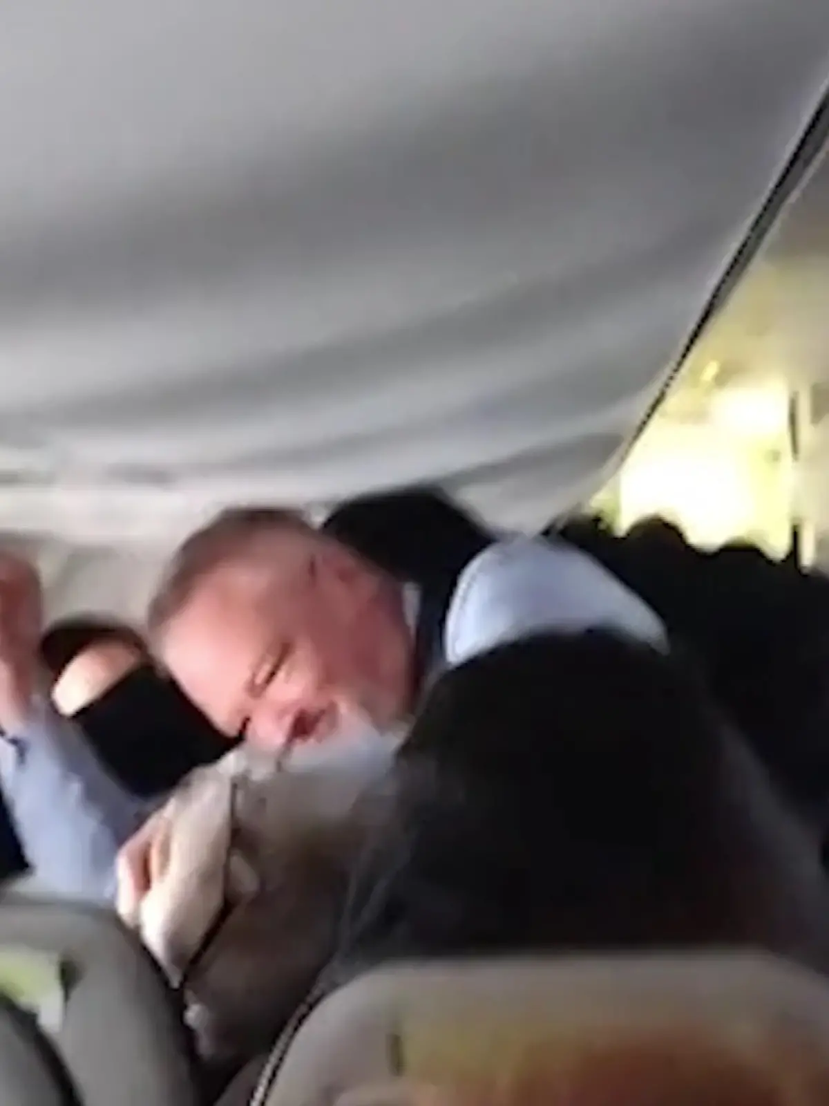 Bild zu: "Flugbegleiter schlägt mehrmals auf Passagier ein"