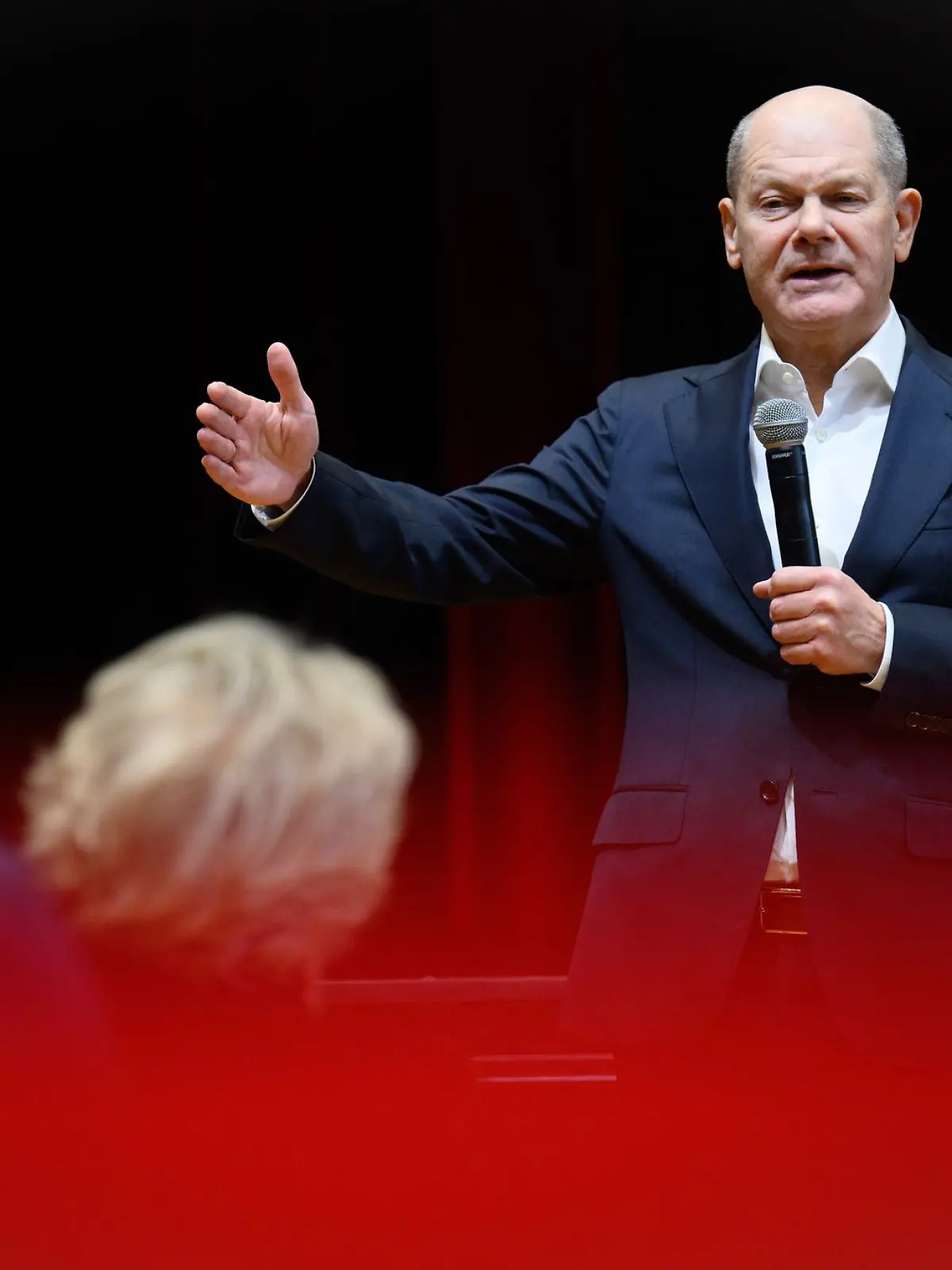 Bild zu: "„Hofnarr”-Eklat! Scholz beleidigt schwarzen CDU-Politiker Joe Chialo"
