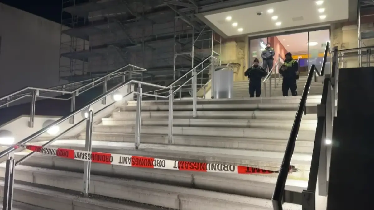 Beamte sichern den Eingang zum Kieler Hauptbahnhof. 