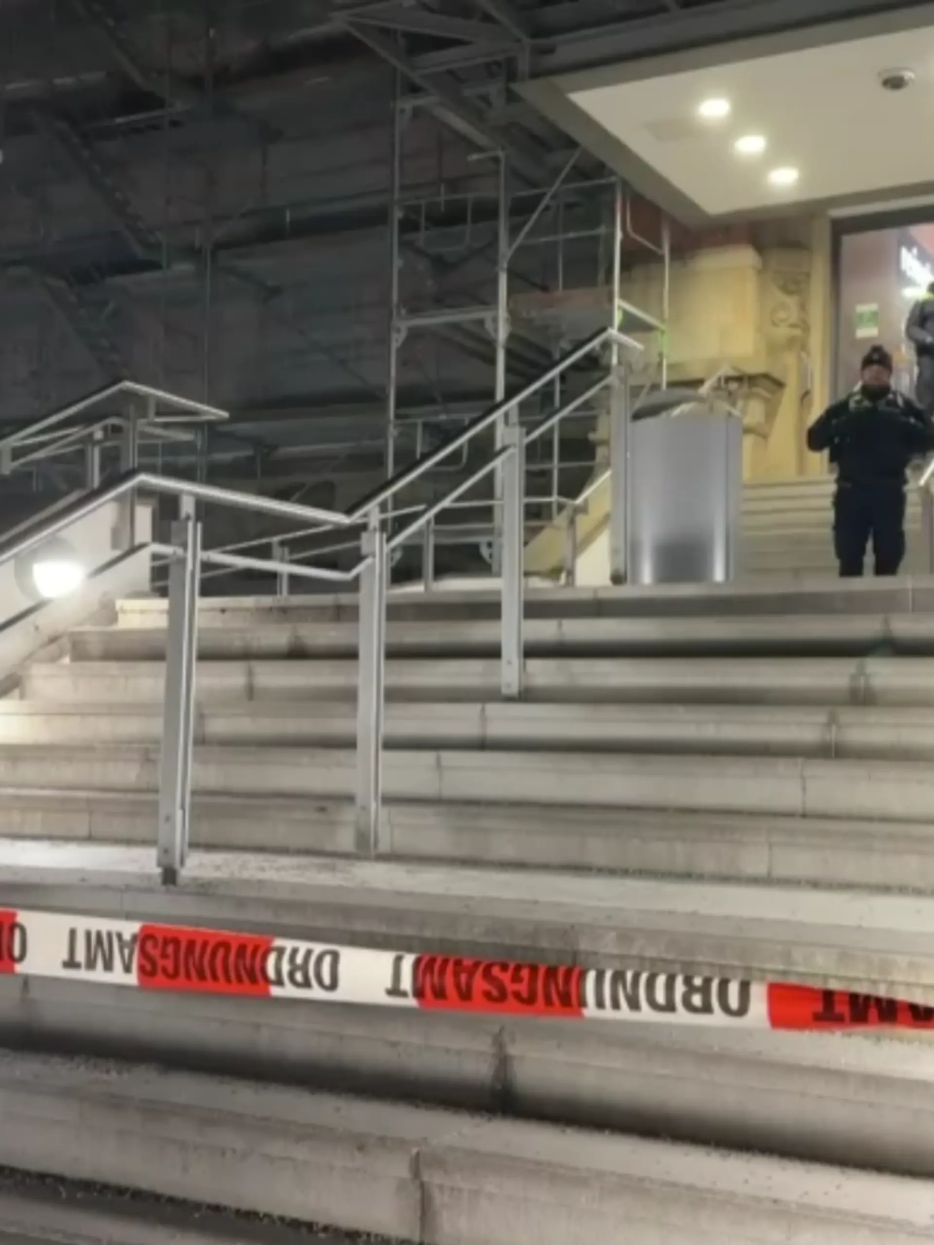 Beamte sichern den Eingang zum Kieler Hauptbahnhof. 