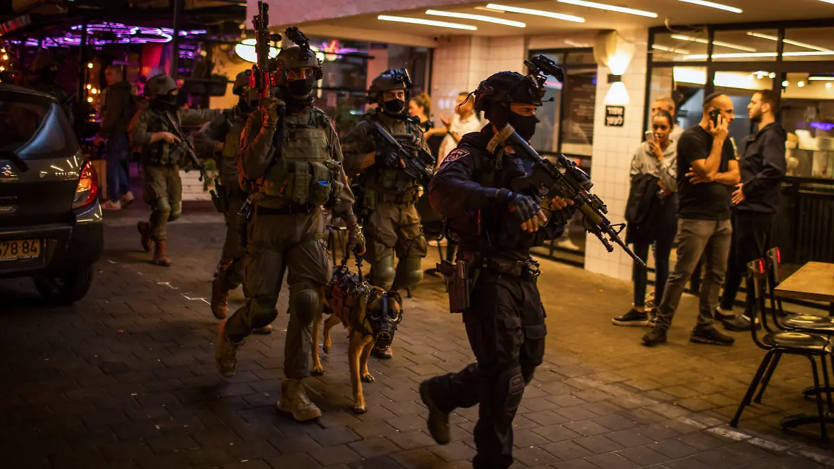 07.04.2022, Israel, Tel Aviv: Israelische Sicherheitskräfte suchen nach einem Schützen am Ort eines mutmaßlichen Terroranschlags in der Dizengoff-Straße im Zentrum Tel Avivs. Ein Attentäter habe auf Besucher einer Kneipe in der belebten zentralen Einkaufsstraße von Tel Aviv geschossen. Dabei starben mindestens zwei Menschen und 10 weitere wurden verletzt. Foto: Ilia Yefimovich/dpa +++ dpa-Bildfunk +++