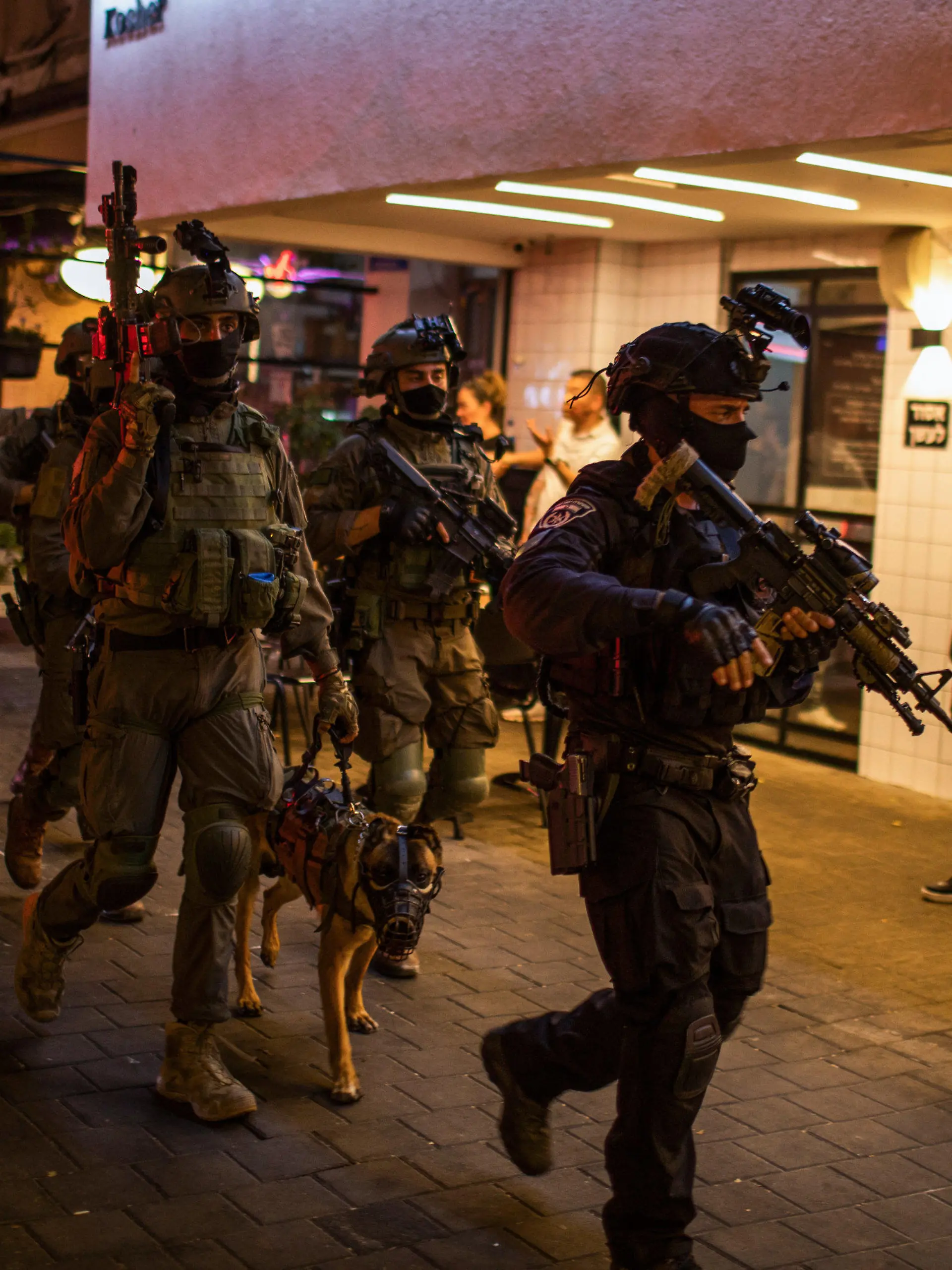07.04.2022, Israel, Tel Aviv: Israelische Sicherheitskräfte suchen nach einem Schützen am Ort eines mutmaßlichen Terroranschlags in der Dizengoff-Straße im Zentrum Tel Avivs. Ein Attentäter habe auf Besucher einer Kneipe in der belebten zentralen Einkaufsstraße von Tel Aviv geschossen. Dabei starben mindestens zwei Menschen und 10 weitere wurden verletzt. Foto: Ilia Yefimovich/dpa +++ dpa-Bildfunk +++