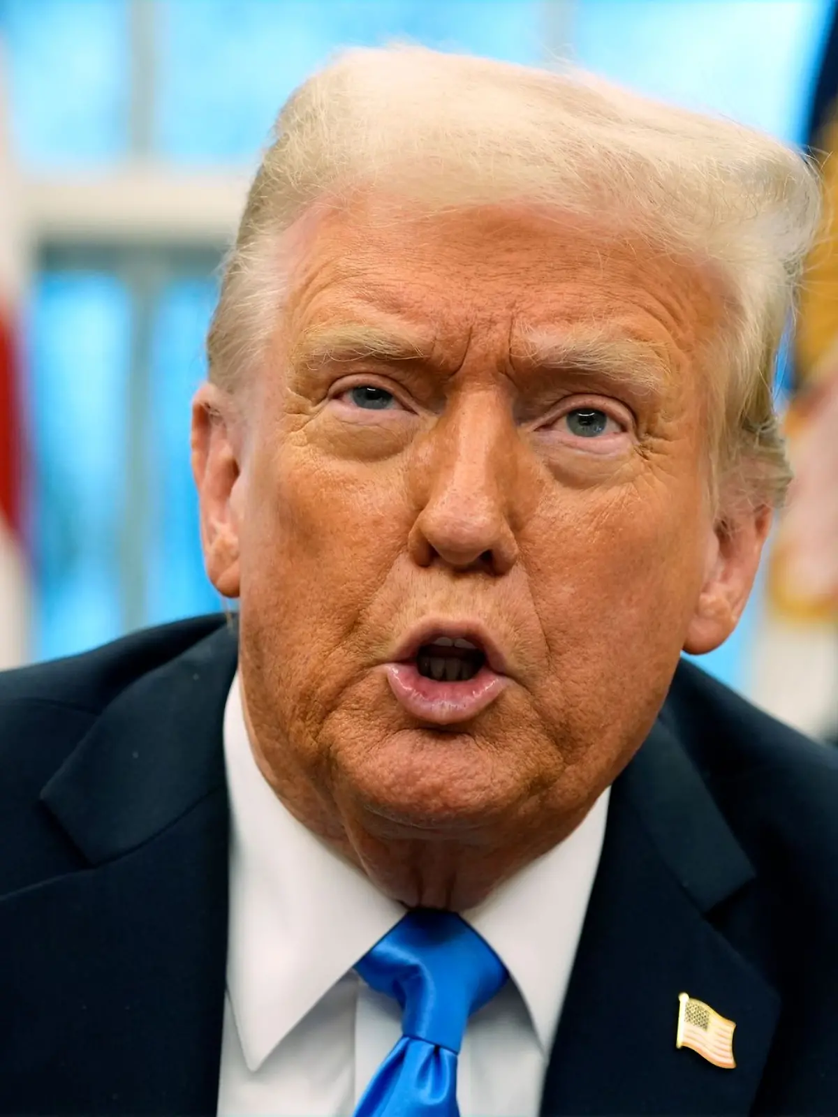 Bild zu: "Migranten erhalten besonderen Valentins-Gruß von Donald Trump"